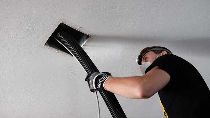 Boverkets guide konstaterar att det både går att minska energianvändningen och förbättra inomhusmiljön genom regelbunden städning av ventilationen.